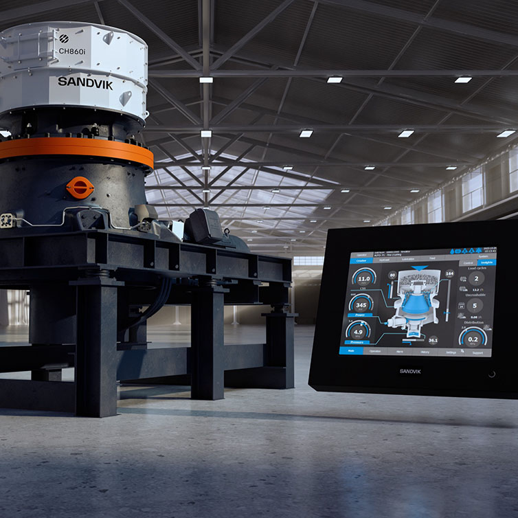 A crusher of the Sandvik® 800i series with automation system and a computer screen next to it displaying how the crusher is coupled with SAM™ digital assistant. (photo)