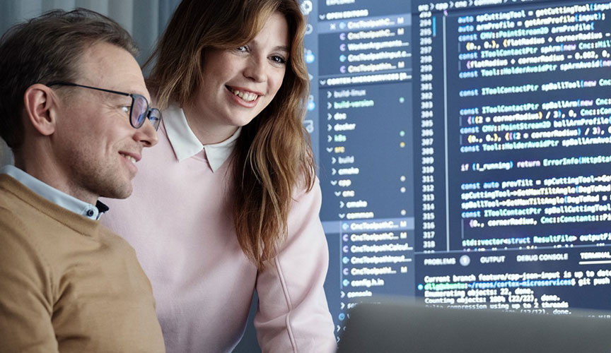 Two people looking at a screen together (photo)