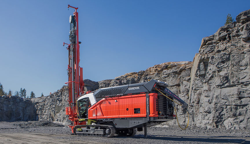 Surface drill rig in a quarry (photo)